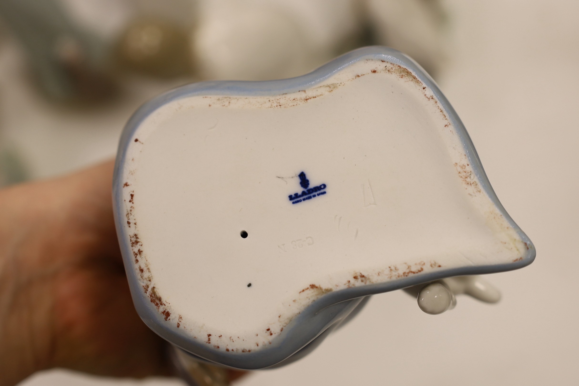 A collection of Lladro figurines (19)